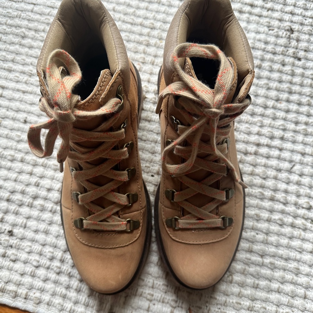 Sorel Women's Lace-Up Tan Boots